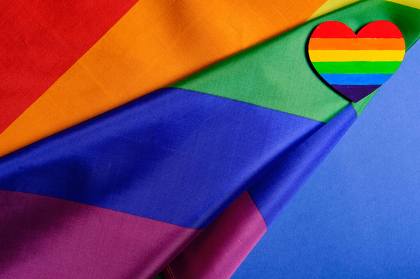 Mock-up realizzato con la bandiera dell'orgoglio LGBT con il cuore colorato con colori dell'orgoglio LGBTQ. Concetto del Giorno di San Valentino, libertà, uguaglianza
 - Foto, immagini
