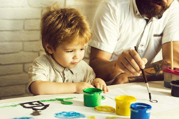 Батько і дитина малюють будинок. Мрії. Освіта. Американська мрія. - Фото, зображення