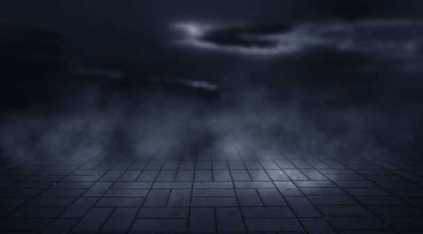 Fond noir et blanc dramatique. Ciel nocturne nuageux, clair de lune, réflexion sur le trottoir. Fumée et brouillard dans une rue sombre la nuit. Nuit paysage futuriste, nuit froide
. - Photo, image