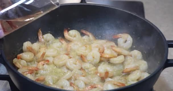 Mulher mexe cozido macarrão italiano chamado mafaldine com camarão frito em uma panela
. - Filmagem, Vídeo