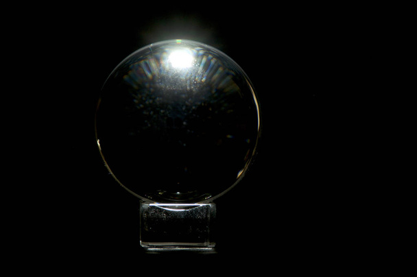 Kante beleuchtet Wahrsager Kristallkugel auf schwarz - Foto, Bild