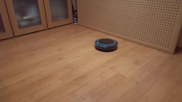 Ρομπότ ηλεκτρική σκούπα κυλά γύρω από το σπίτι, τον καθαρισμό του σπιτιού χρησιμοποιώντας ηλεκτρονικά - Πλάνα, βίντεο