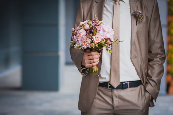 Newlywed's hands and wedding bouquet - Фото, изображение
