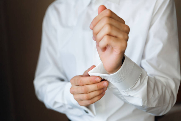 hombre manos usando blanco shirta
 - Foto, imagen
