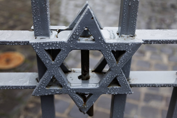 brama do synagogi z gwiazdą Dawida jako dekoracja - Zdjęcie, obraz