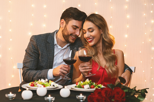 Romantikus pár szerelmes miután dátum étteremben, ünneplő évforduló - Fotó, kép