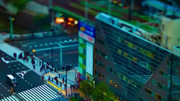 Včasný průběh ulice v městském městě v Tokiu s vysokým úhlem náklonu - Záběry, video