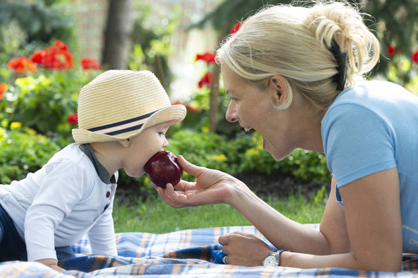 Heureuse mère aimante et son bébé mangent une pomme
  - Photo, image