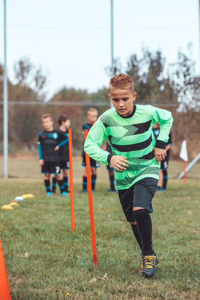Хлопчик-футболіст на спортивній підготовці, поліпшення футбольних навичок
 - Фото, зображення