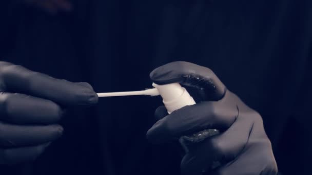 professionelle Master Browsist Frau Anwendung von Gel auf einem Wattestäbchen in einem Schönheitssalon. - Filmmaterial, Video