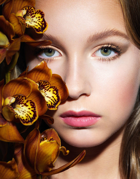 Close up beauty portrait with flowers - Foto, Imagem