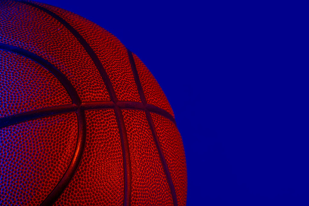 Nahaufnahme Detail der Basketballtextur Hintergrund. Blaues Neon Banner Art Konzept - Foto, Bild