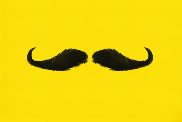Černý mužský knír na žlutém pozadí, ilustrace. - Fotografie, Obrázek
