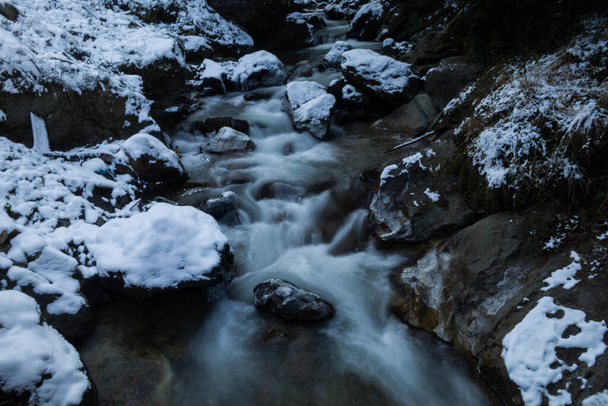 Winterlandschap, Rivierwaterval Stenen IJs Turkije Trabzon - Foto, afbeelding
