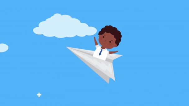 Zurück zur Schulzeit: Junge fliegt im Papierflugzeug - Filmmaterial, Video