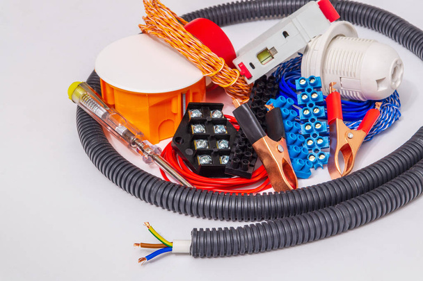 Kit de peças de reposição e ferramentas para reparos elétricos em casa ou escritório
 - Foto, Imagem
