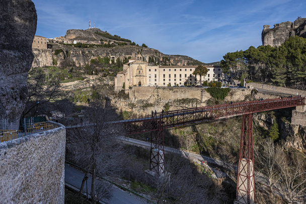Панорамный вид на пешеходный мост через серпы реки Уэкар. Куэнка, Европа Испания
 - Фото, изображение