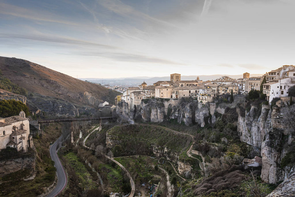 Vista panorámica de la ciudad de Cuenca y los acantilados del desfiladero del río Huecar. Europa España
 - Foto, Imagen