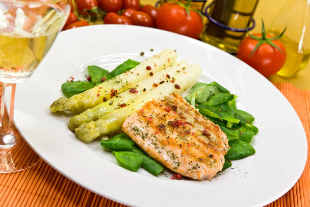 salmon - grilled with asparagus and with - Foto, Imagen