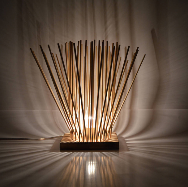 Lampe en bois avec abat-jour en bambou
 - Photo, image