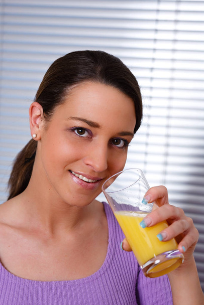 woman wants to drink orange juice - Fotoğraf, Görsel