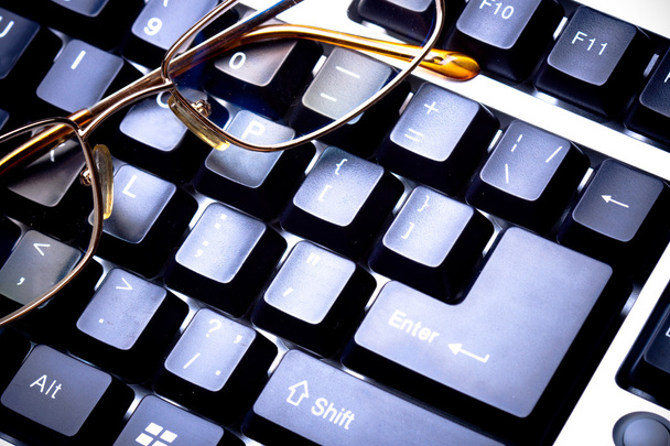 Blue toned keyboard with glasses - Fotografie, Obrázek