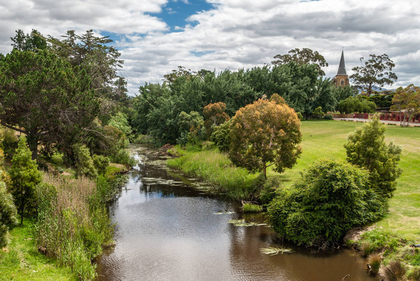 Rio Carvão e Saint Johns igreja campanário, Richmond, Tasmânia, A
 - Foto, Imagem