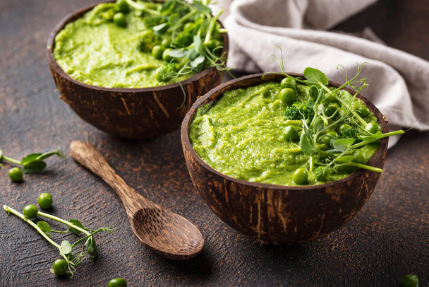 Broccoli verdi vegani zuppa o frullato - Foto, immagini