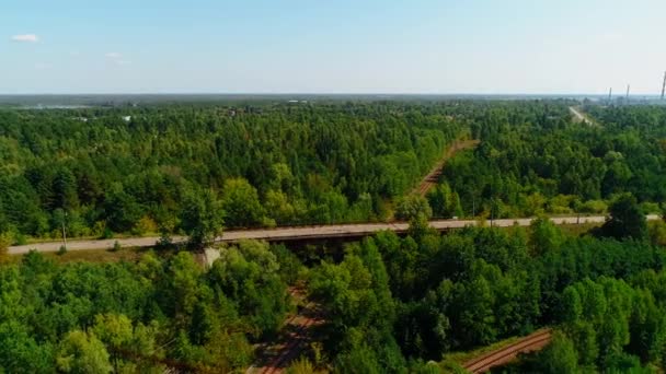 Letecký pohled křižovatka silnic a železnic v blízkosti jaderné elektrárny Černobyl - Záběry, video