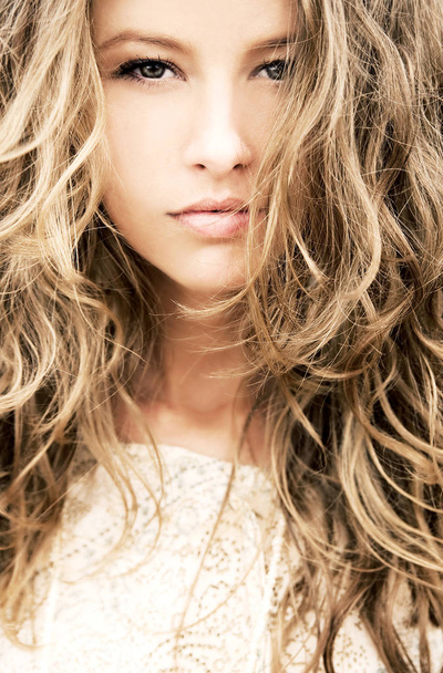 young woman with curly hair - Foto, imagen