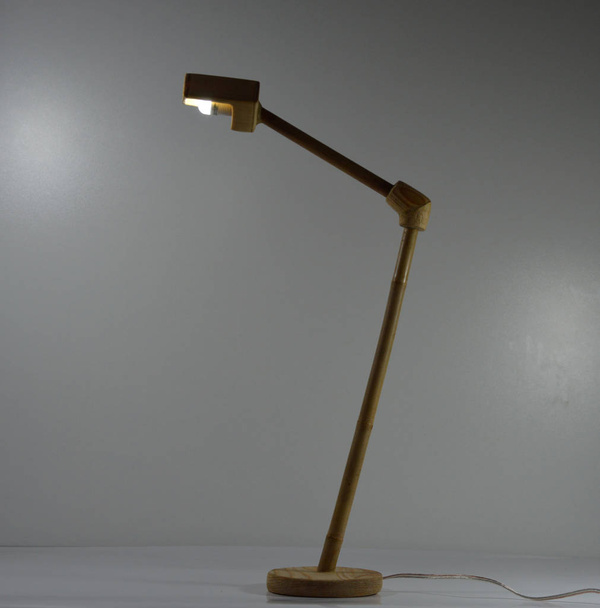 Древесина и бамбуковая настольная лампа ручной работы на сером фоне
 - Фото, изображение