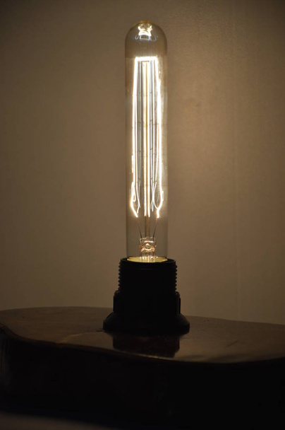 Ručně vyrobená dřevěná lampa na šedém pozadí - Fotografie, Obrázek