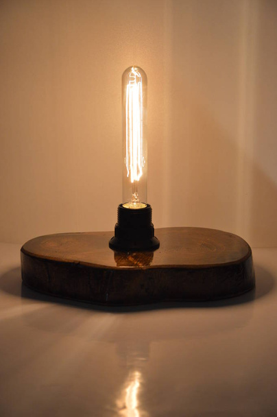 Handgemachte Holzlampe auf grauem Hintergrund - Foto, Bild