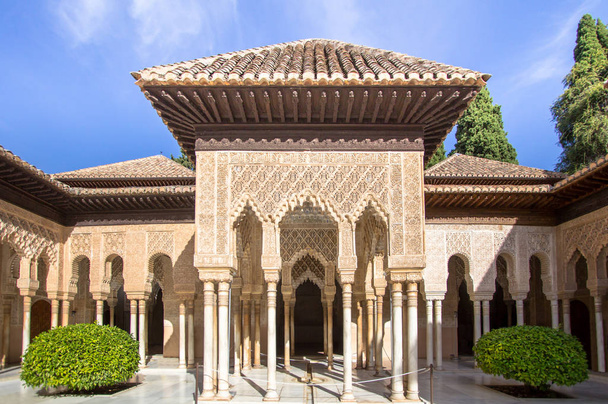 Pátio dos Leões na Alhambra Granada, Espanha
 - Foto, Imagem