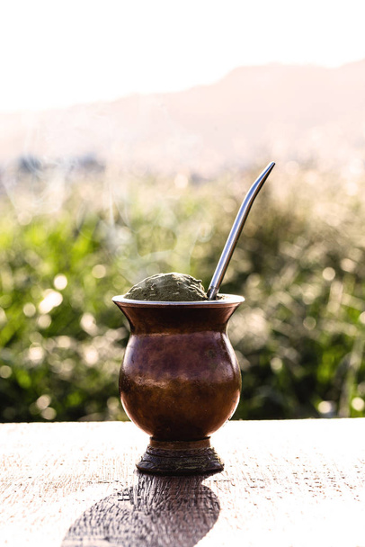 Gaucho yerba mate tea, a chimaro, tipikus brazil ital, hagyományosan egy cuiade bombilla stick tök fából készült háttér. Rio Grande do Sul, inkább a gauchos itala. - Fotó, kép