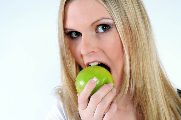 young woman eating apple - Foto, Imagem