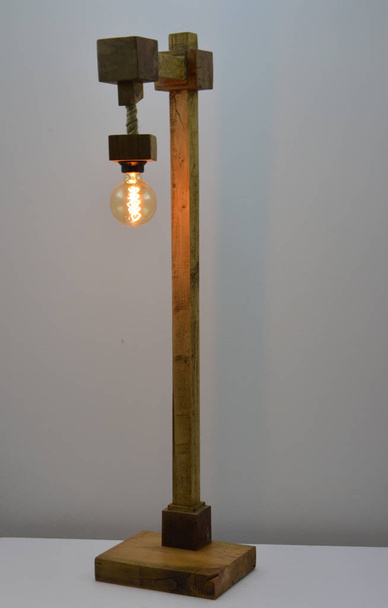 Lampe en bois faite à la main sur fond gris
 - Photo, image