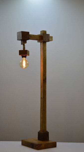 Gri arkaplanda el yapımı ahşap lamba - Fotoğraf, Görsel