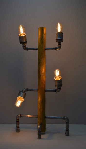 Gri arkaplanda el yapımı ahşap ve metal lamba - Fotoğraf, Görsel