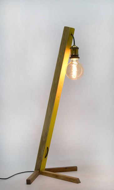 Lámpara de pie de madera con bombilla retro edison
 - Foto, Imagen