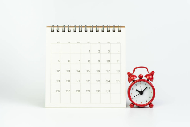 Witte schone kalender met rode retro wekker op witte backgro - Foto, afbeelding