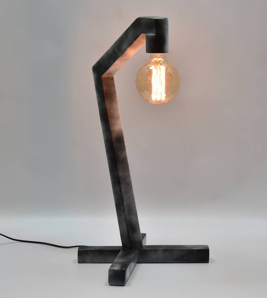 Lampe en bois faite à la main 2 couleurs peintes avec ampoule rétro edison
 - Photo, image