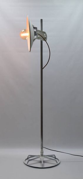 Lampe de tuyau en métal faite main
 - Photo, image