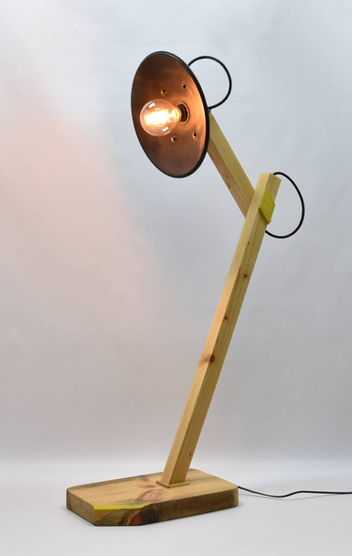 Kézzel készített fa és fém lámpa retro edisonnal - Fotó, kép