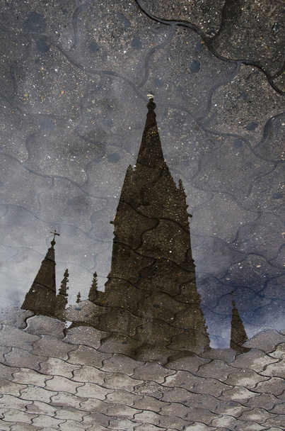 Puddle reflectie van de top van de kathedraal van Mar del Plata - Foto, afbeelding