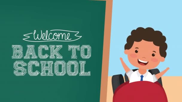 terug naar schoolseizoen met jongen en schoolbord - Video