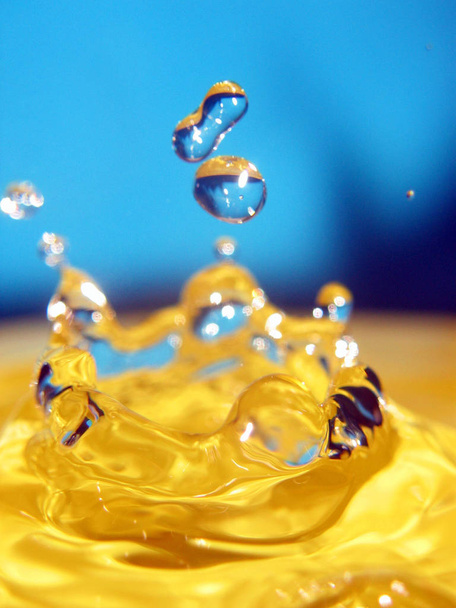 water drops on a yellow background - Foto, imagen