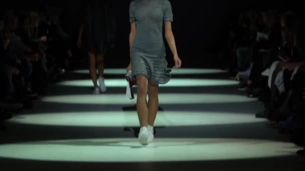 Fashion show. Model on the catwalk. Woman - Séquence, vidéo