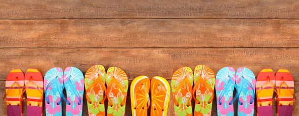 πολύχρωμα flip-flops σε ξύλο - Φωτογραφία, εικόνα