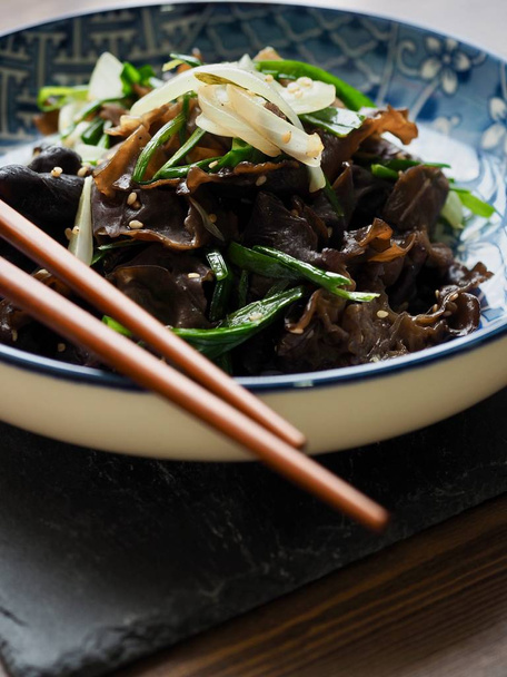 Азиатская еда жареные ухо гриб и овощи
 - Фото, изображение